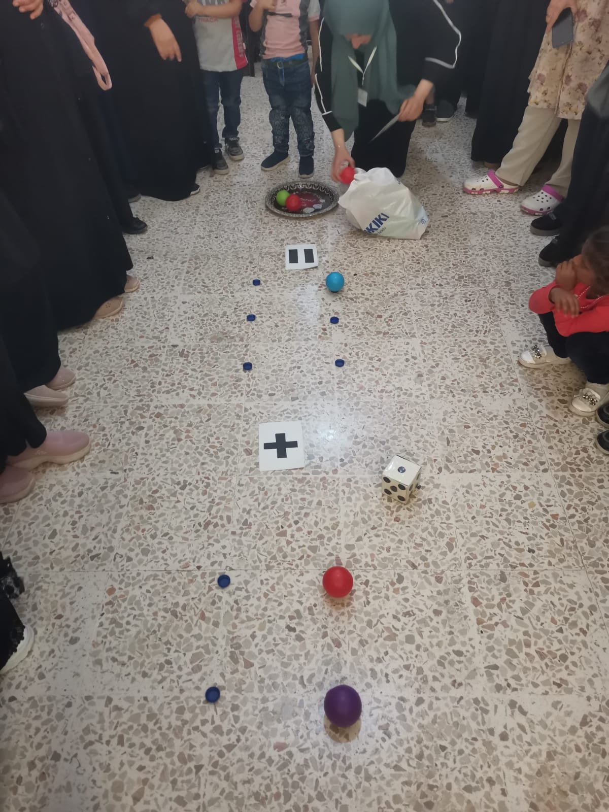 Öğretmenlerle eğitici ve öğretici oyunlar oynarken.