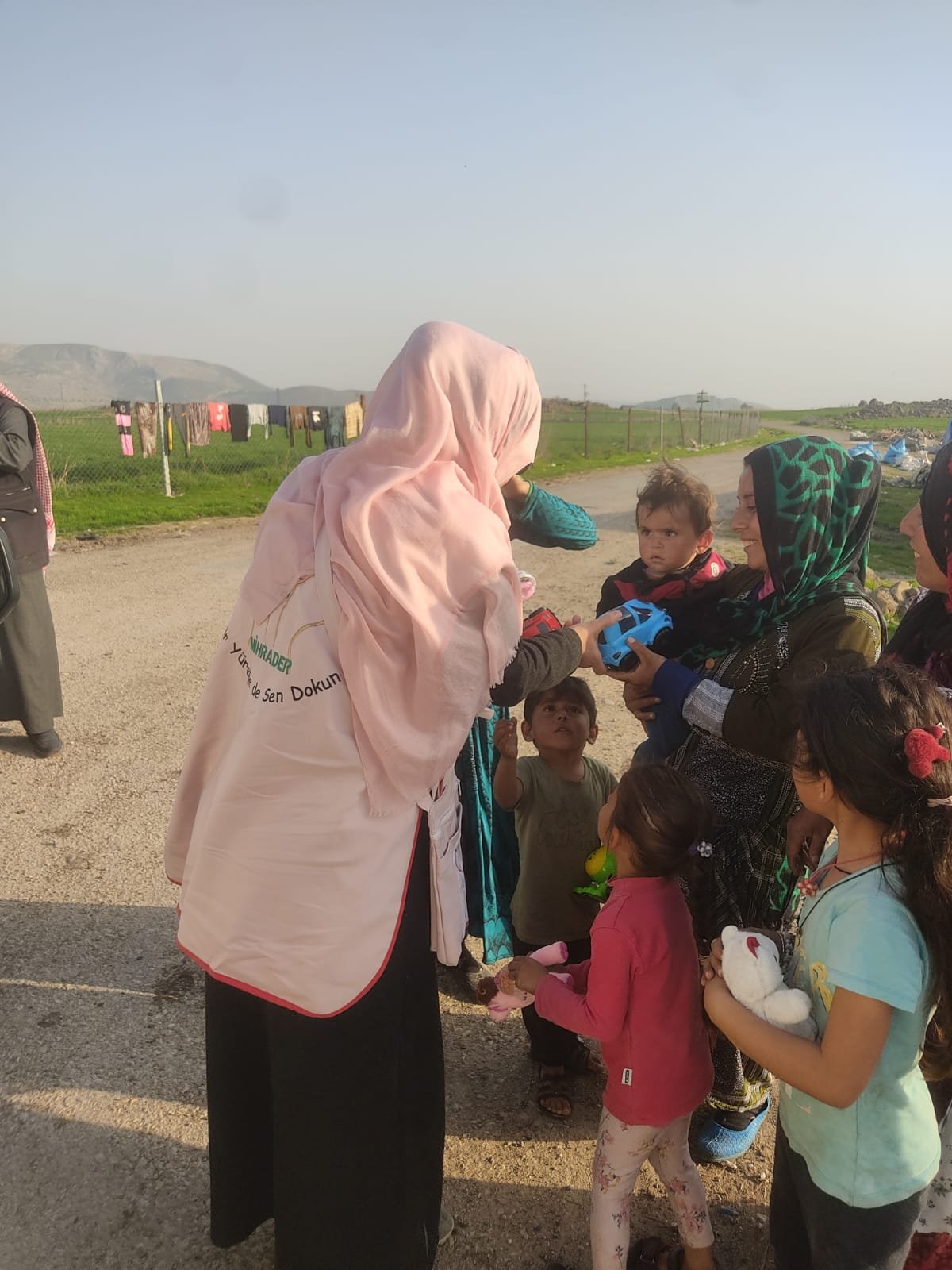 Köy köy dolaşırken çocuklar baş tacımız.